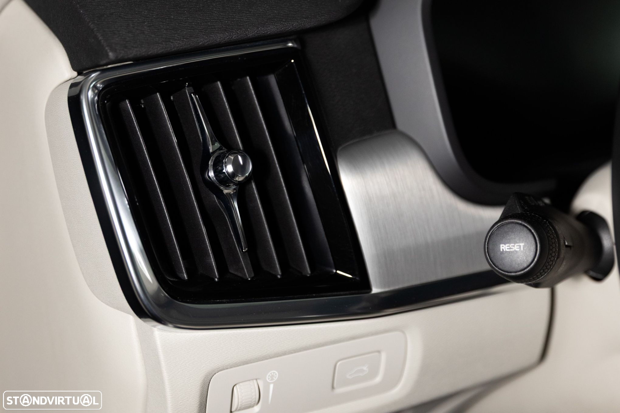 Volvo V90 2.0 D4 Momentum Geartronic - 13