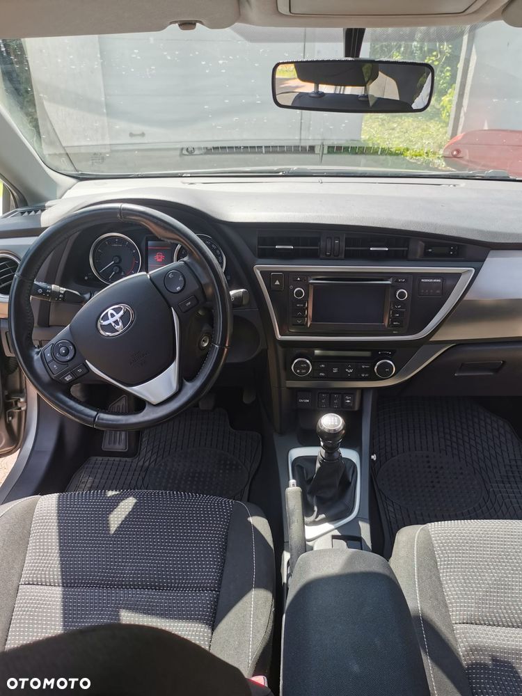 Toyota Auris 1.6 Premium + - 11