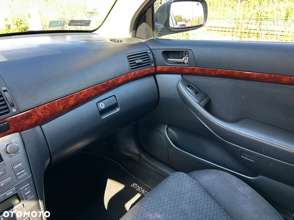 Toyota Avensis - 12