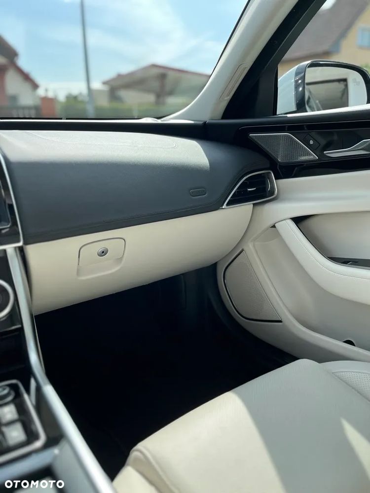 Jaguar XE 2.0 P250 R-Dynamic SE - 4