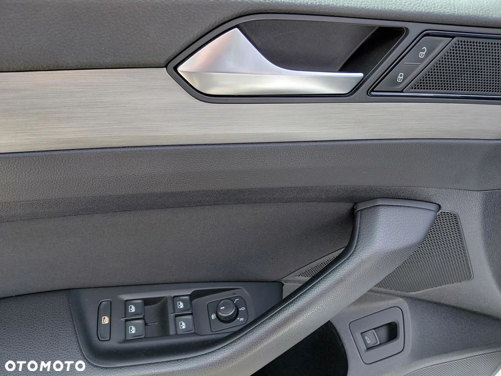 Volkswagen Passat 1.4 TSI BMT Trendline - 19