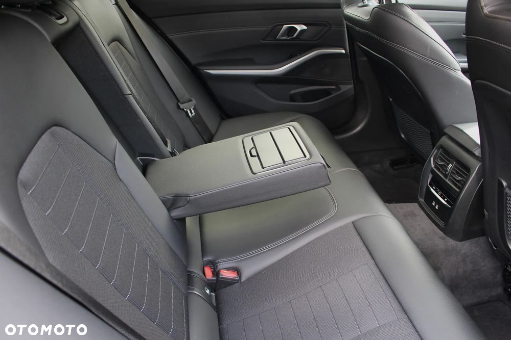 BMW Seria 3 318d Touring Advantage - 25