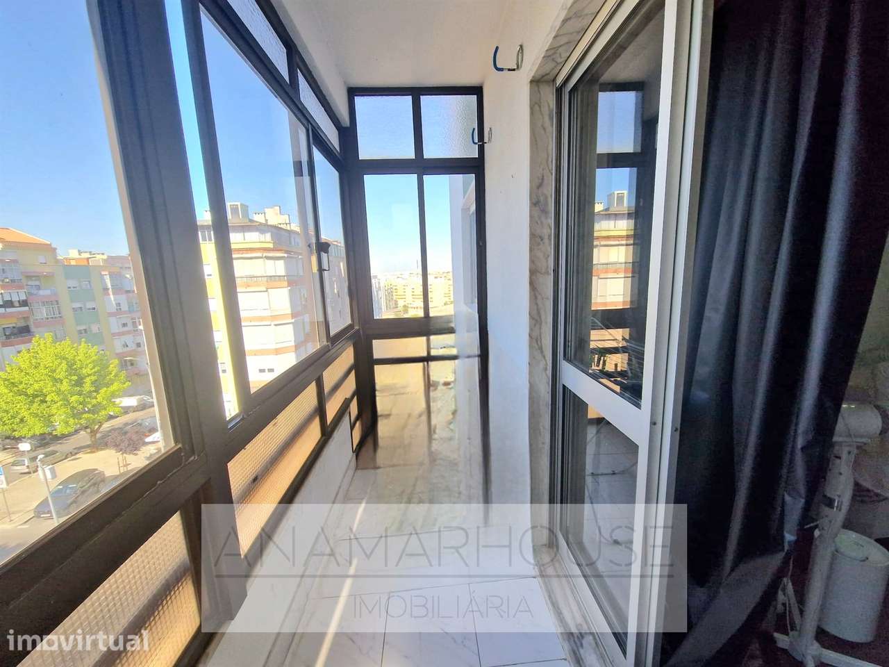 T2 com 80m² e 2 Varandas na Av. do Brasil | Junto ao Metro e Comboio | - Vista 3