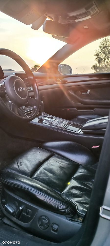 Audi A8 4.2 L Quattro - 14