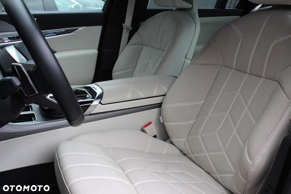 BMW i7 - 8