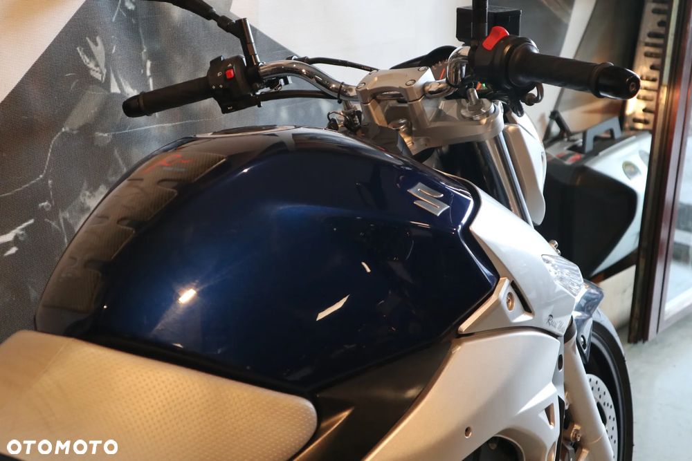 Suzuki GSR - 19