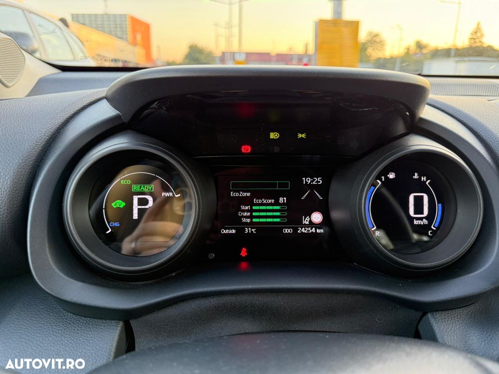 Toyota Yaris 1.5 VVT-i HSD Dynamic Plus Bi-tone - 8