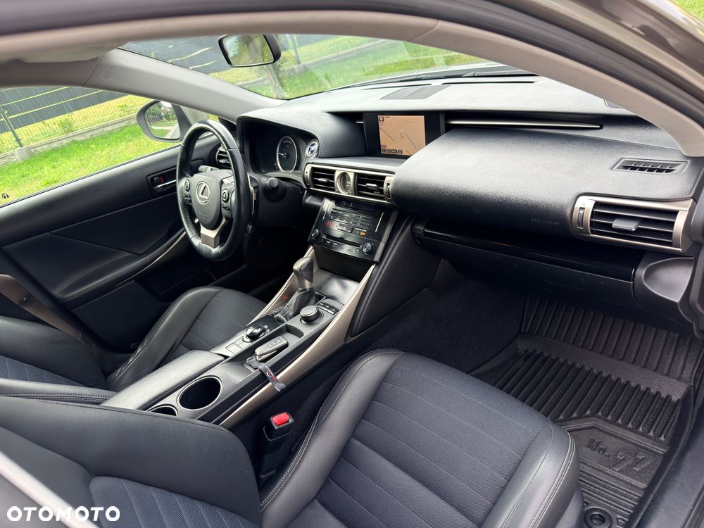 Lexus IS 300h F Sport - 22