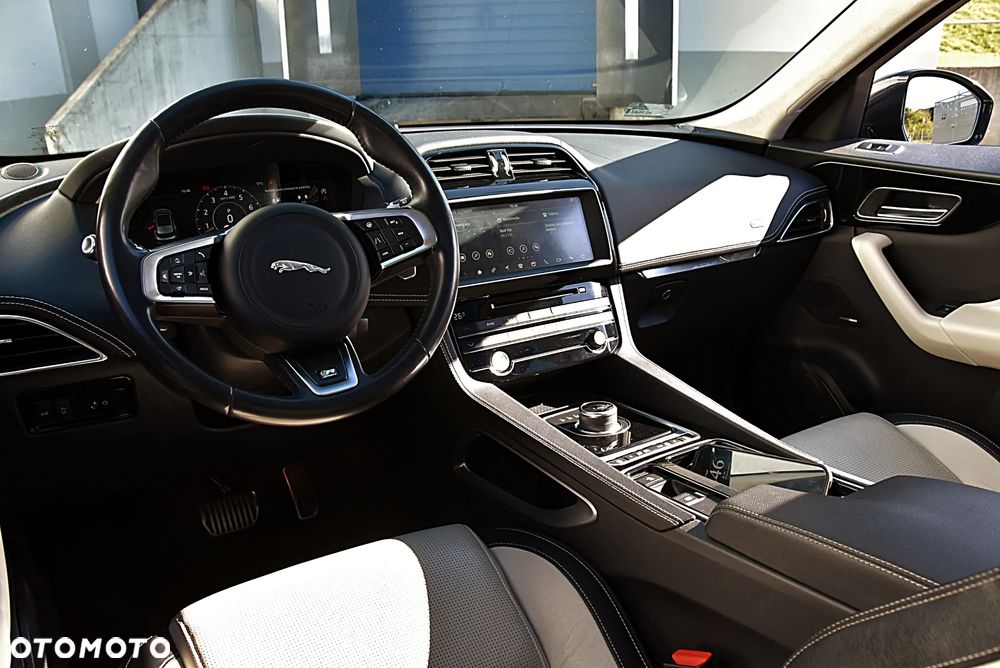 Jaguar F-Pace 2.0 i4P AWD R-Sport - 23