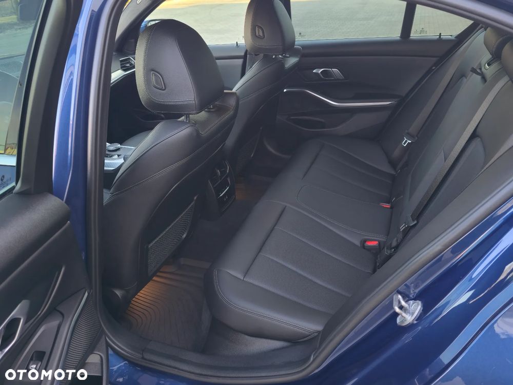 BMW Seria 3 330i xDrive Sport Line - 13