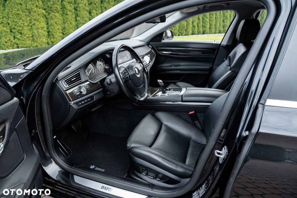 BMW Seria 7 750i xDrive - 16