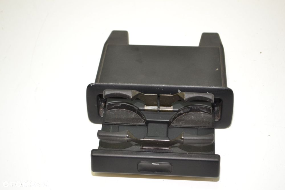 UCHWYT NA KUBKI KUBEK CUPHOLDER KANAPY TYŁ BMW E38 8212129 - 2
