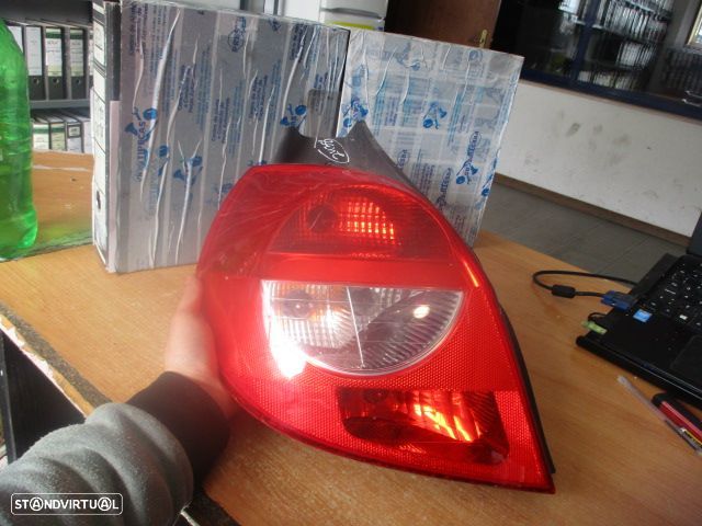 Farol Tras 89035079 RENAULT CLIO 3 FASE 1 2011 1.5DCI 70CV 5P BRANCO Esq Valeo RENAULT CLIO 3 FASE 1 2007 1.5DCI  70CV 3P BRANCO ESQ VALEO - 1