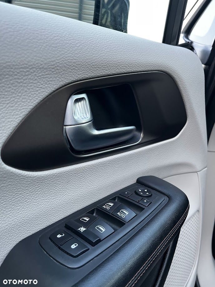 Chrysler Pacifica - 11