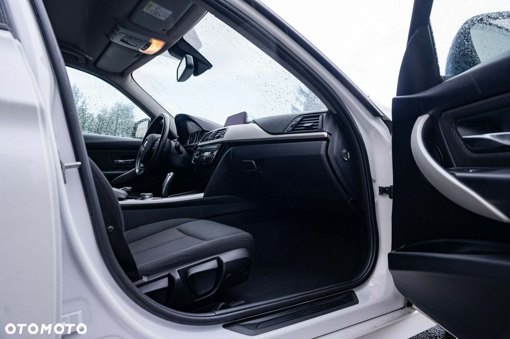 BMW Seria 3 320d xDrive - 19