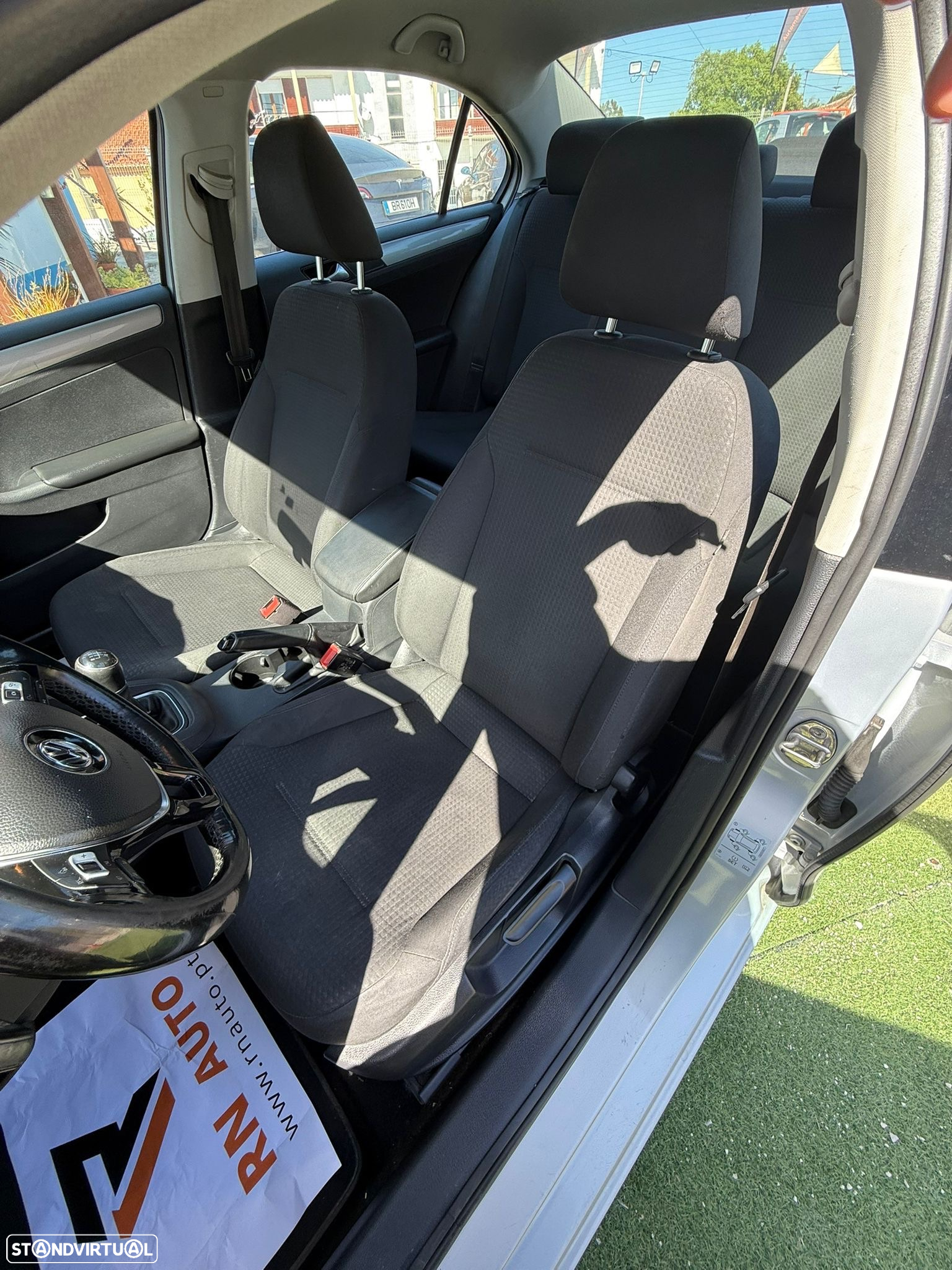 VW Jetta 2.0 TDI Confortline - 17