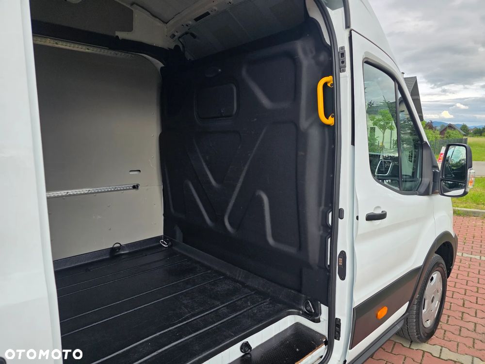Ford Transit L4 RWD Trend - 18