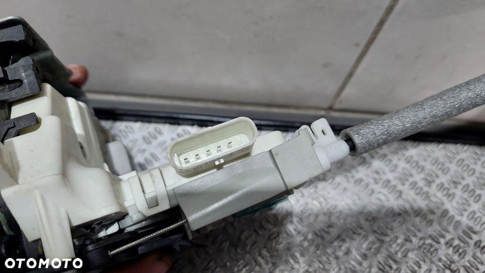 Zamek drzwi P.T Audi A4B9 R 2016, 5-pin nr 8X0839016D - 2