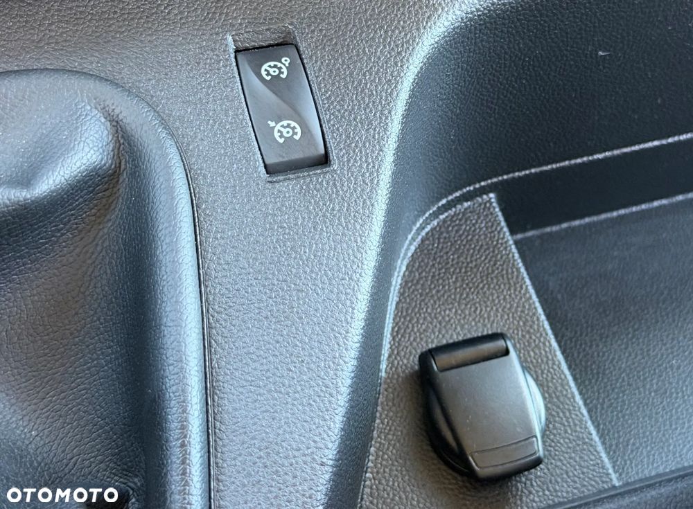 Renault MASTER L2H2 VAN Extended Grip przystosowany fabrycznie do jazdy po grząskim terenie, Mocny silnik 2.3dci 150KM Wzmocniony DMC:3.5t Ładowność 1361kg, Klimatronic, Fotel PNEUMATYCZNY, Kamera cofania, Parktroniki, Minibar, Tempomat, MP3, Bluetooth, USB, Lustro Wide View, Zawiasy drzwi 270', Zabudowa ładowni z instalacją DEFA 230V pod Serwis lub Warsztat, Nowe opony zimowe! - 17