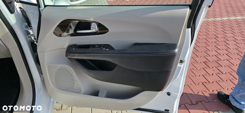 Chrysler Pacifica - 17