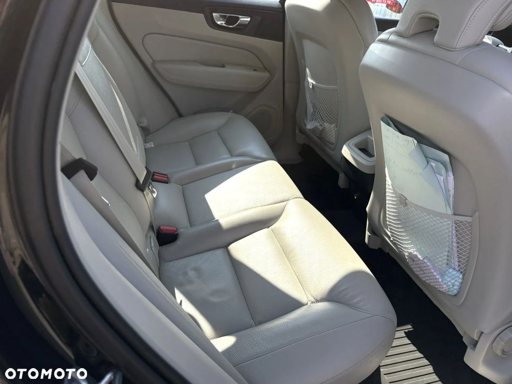 Volvo XC 60 B4 D AWD Momentum - 24