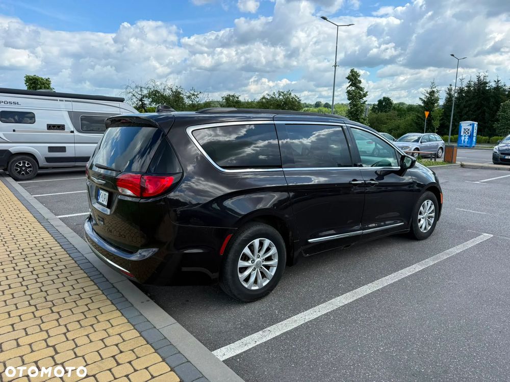Chrysler Pacifica - 8