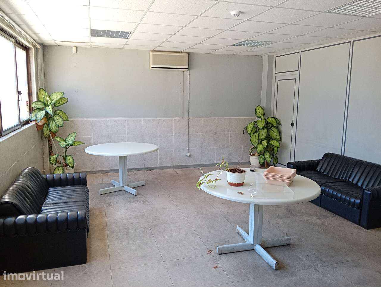 Armazém de 3000m² pronto a habitar com escritórios - Grande imagem: 2/35