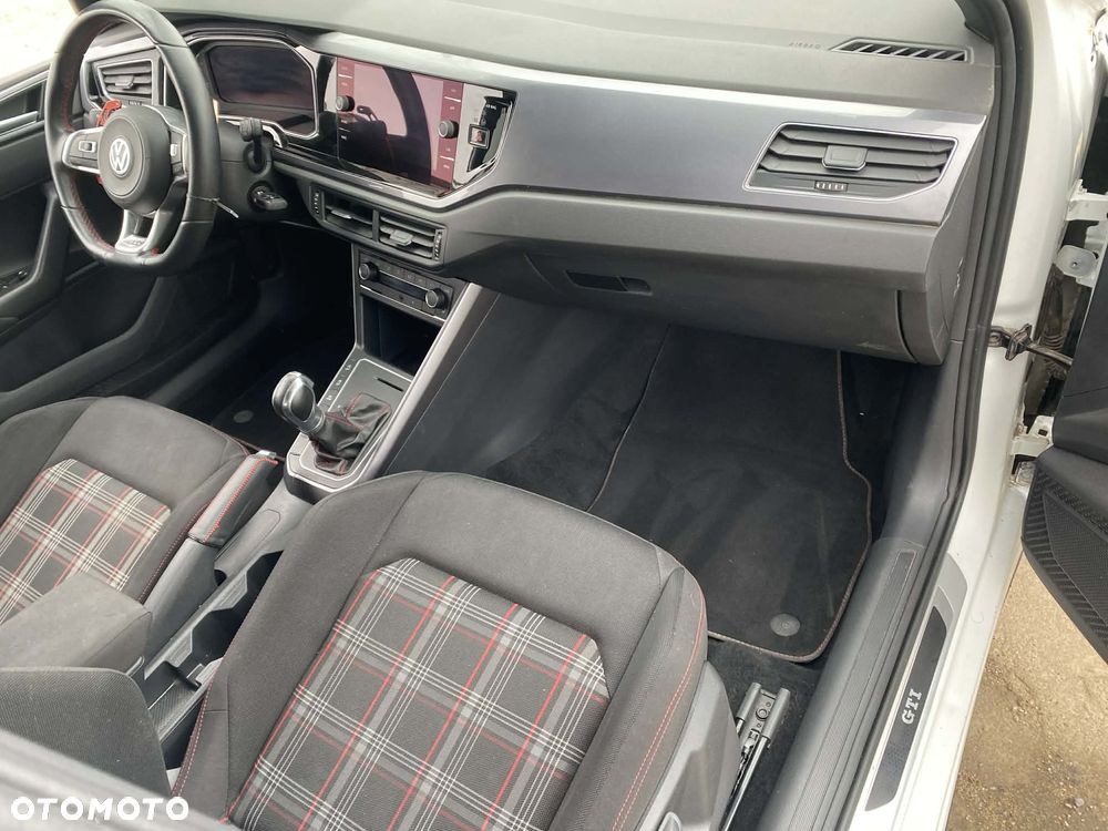 Volkswagen Polo 2.0 TSI DSG GTI - 12