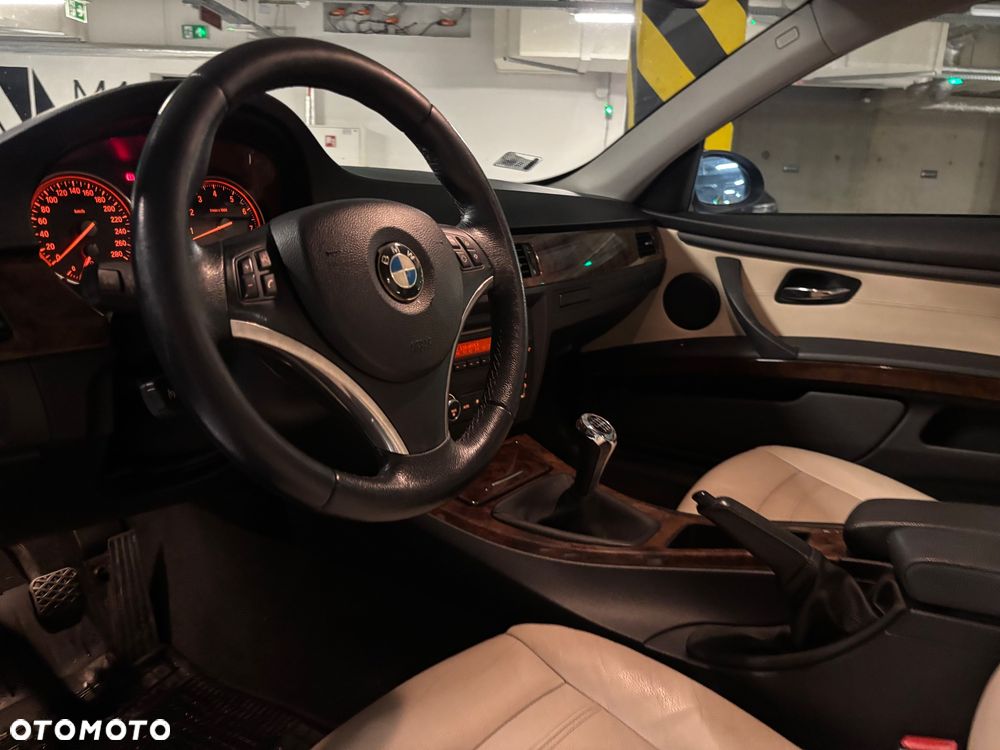 BMW Seria 3 325i M Sport Edition - 16