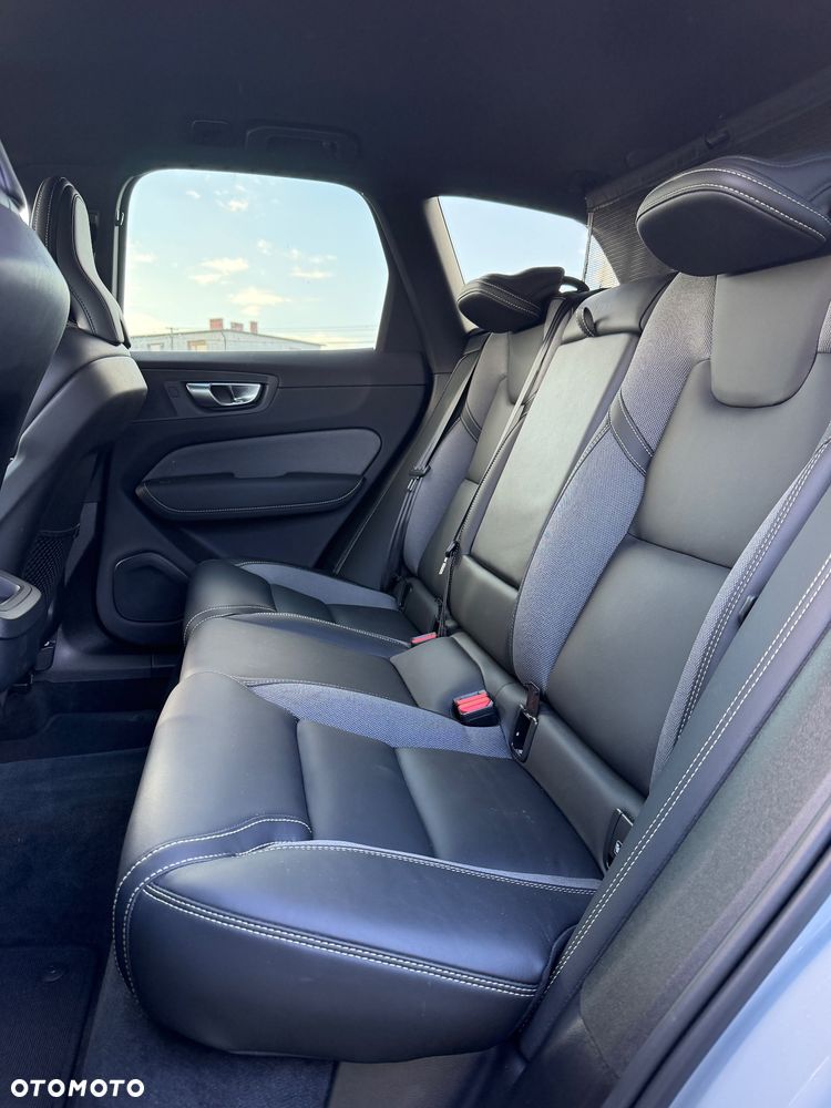 Volvo XC 60 B4 B Plus Dark - 24