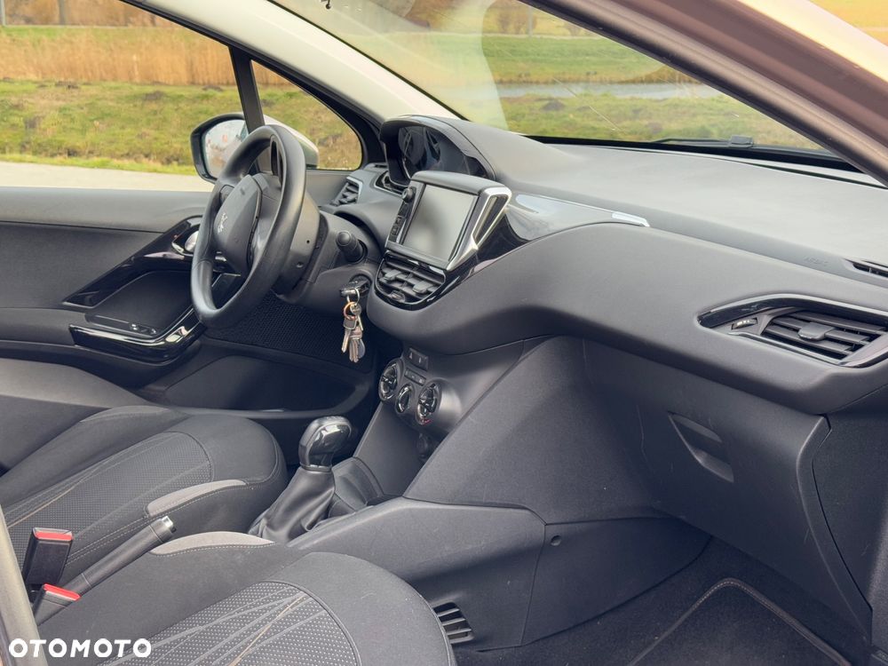 Peugeot 208 - 12