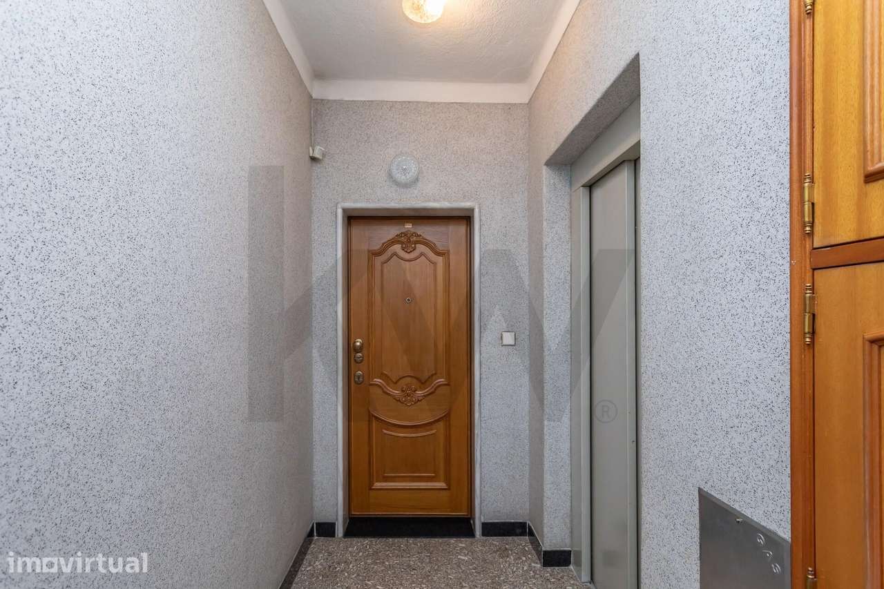 T3 em Paço de Arcos remodelado com: Garagem e Arrecadação - Grande imagem: 3/31