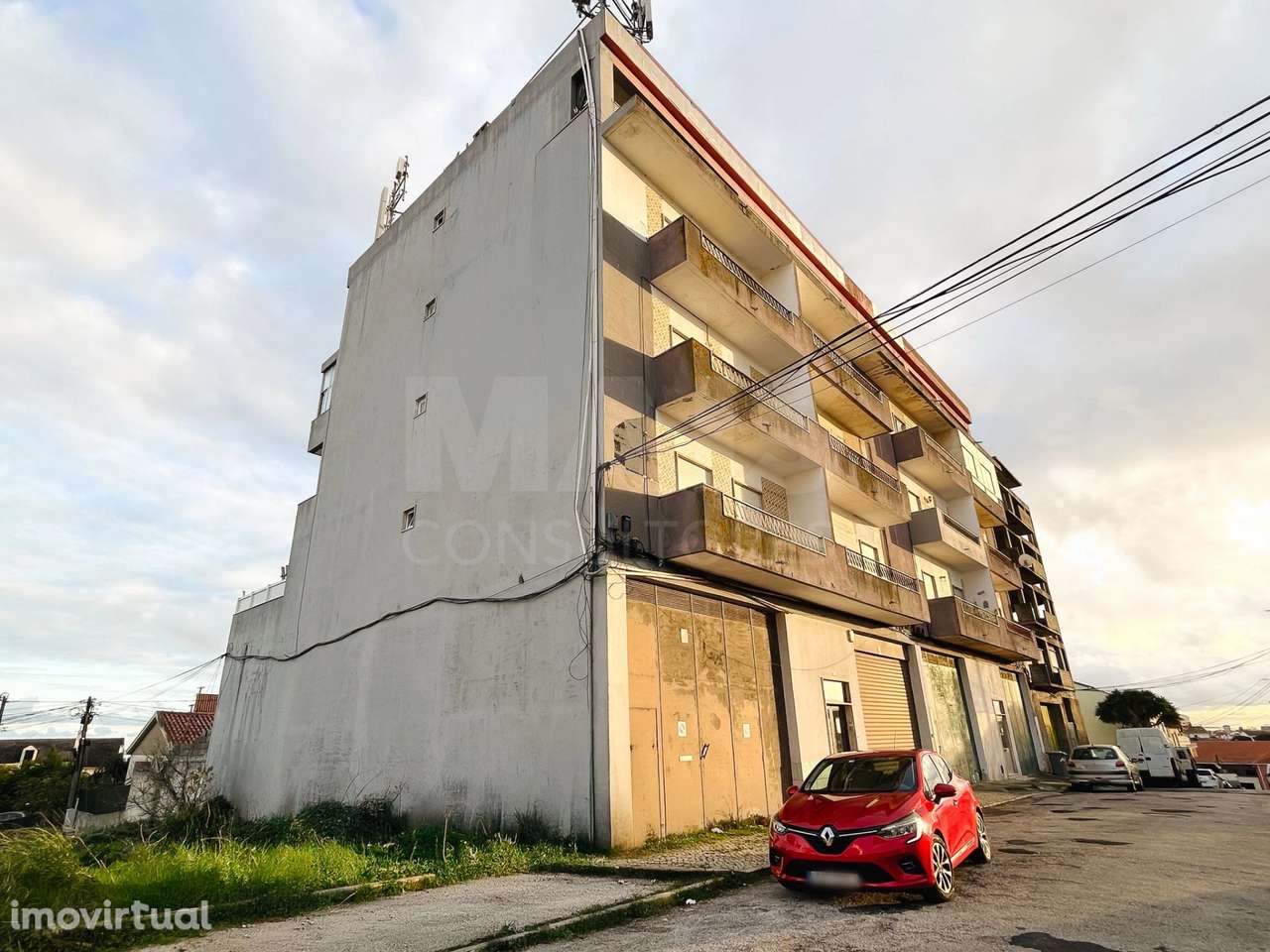 Prédio de Habitação e Comércio em Santa Iria de Azoia - Grande imagem: 2/8
