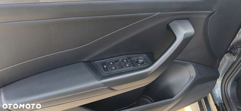 Volkswagen T-Roc - 9