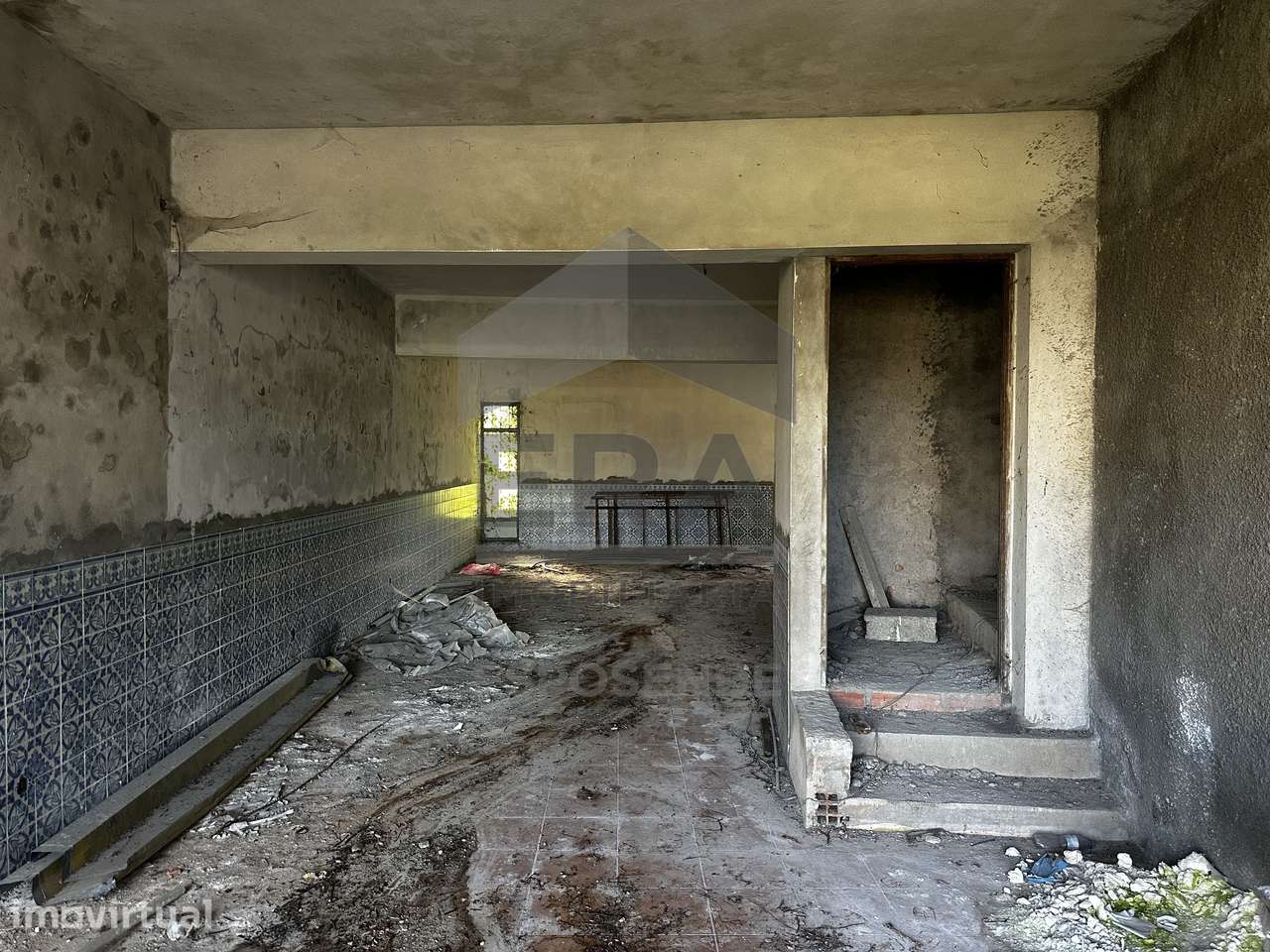 Terreno Urbano com 630m2 com edificação a concluir - Grande imagem: 3/19