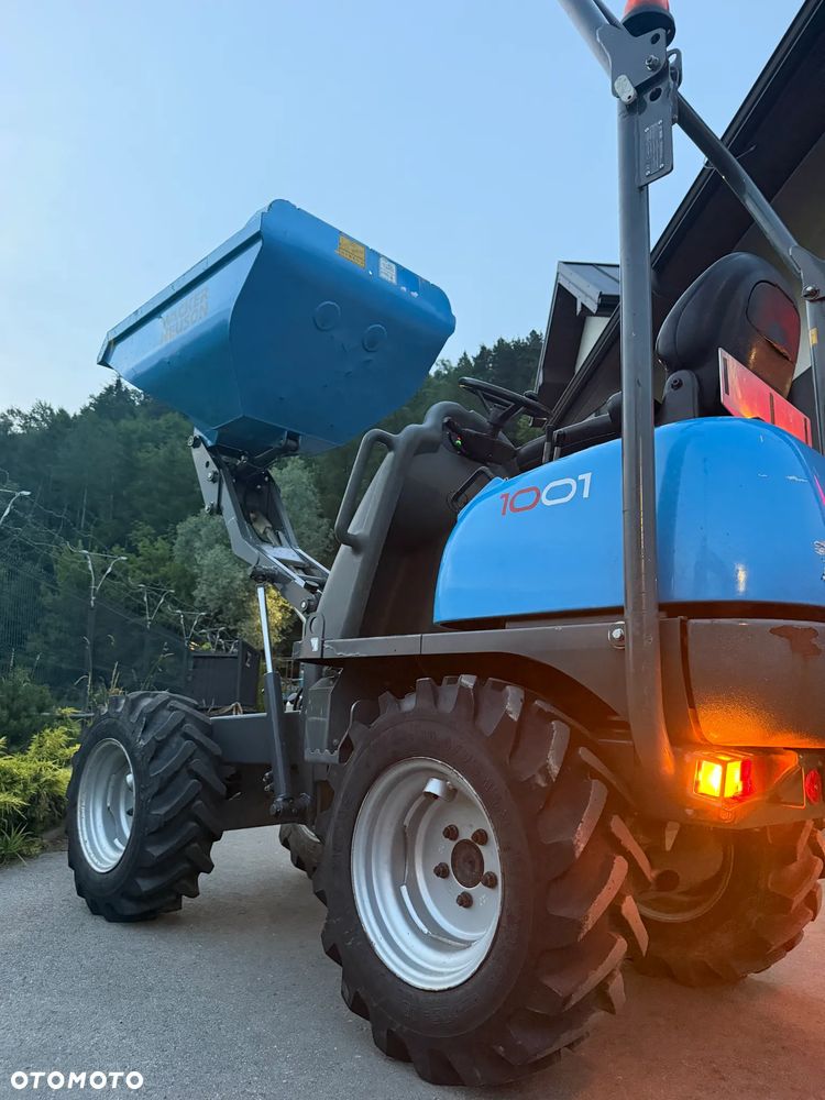 Wacker Neuson 1001 Wozidło Budowlane Rolnicze 4x4. Ładowność 1 tona. Wysokie podnoszenie+KIPER Wysoki! Sprowadzone z Norweskiej szkółki roślinnej. Maszyna Jak Nowa z Salonu 665 mtg. 2023 roku. Ani Deka luzów czy wycieków. Silnik Yanmar 3cyl. Potężna moc a maszyna bardzo mała i zwinna. Szybka wolna jazda. Oświetlenie rozbudowane. Wielka Okazja!  Jazda Rewers. Hydrostatic! Opony jak Nowe! - 34