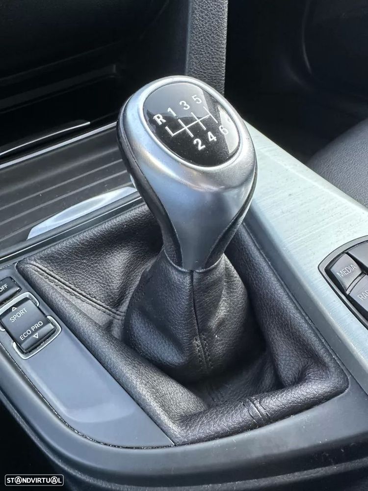 BMW 318 d Sport Line - 38