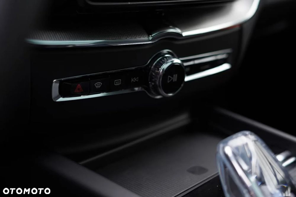 Volvo XC 60 B5 B AWD Plus Black Edition - 25