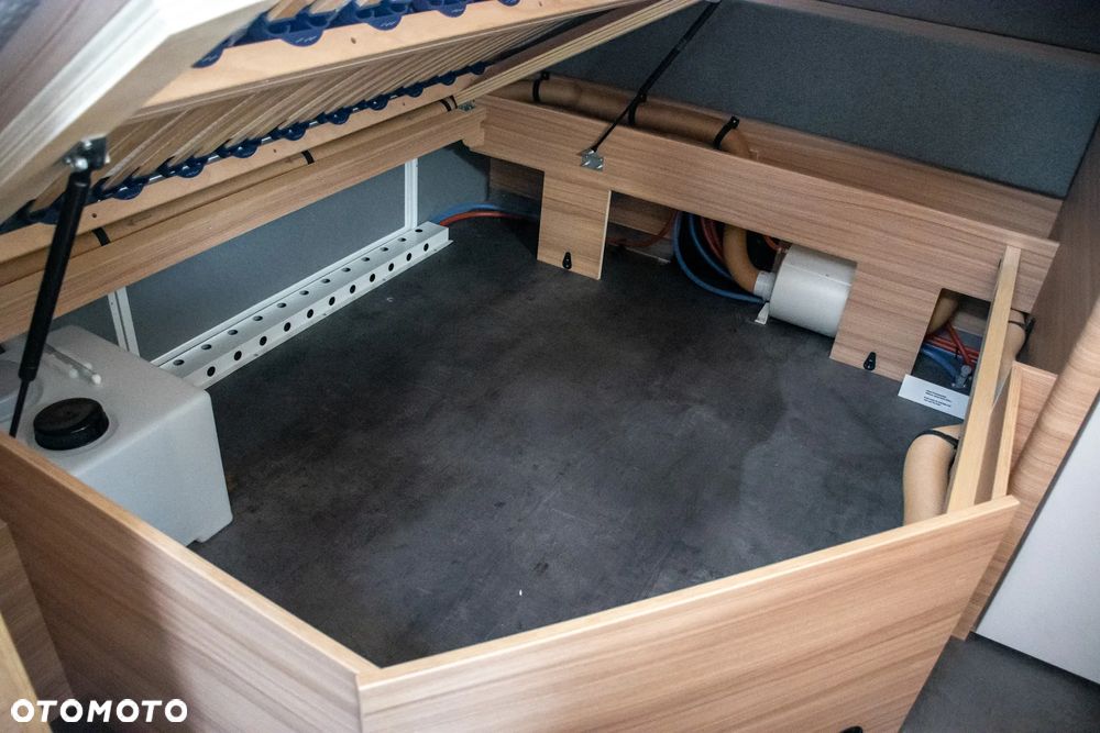 Dethleffs 730FKR Camper - 8