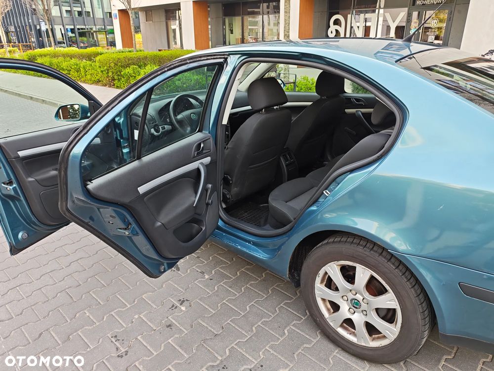 Skoda Octavia 1.6 FSI Ambiente - 8