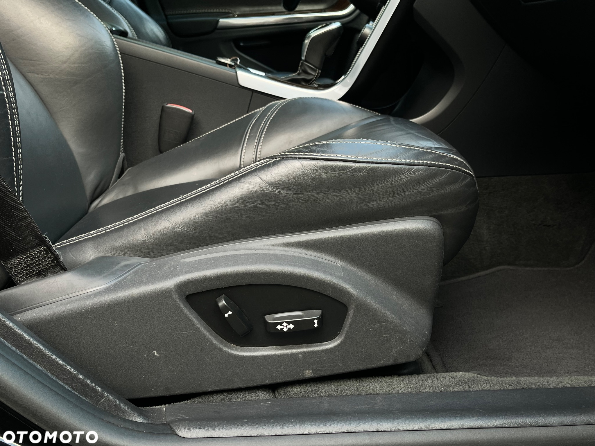 Volvo V60 D6 AWD Plug-in Hybrid R-Design Summum - 19