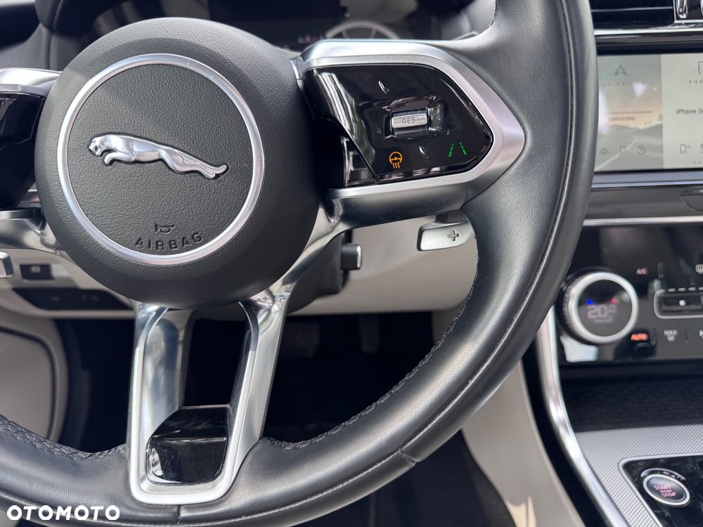 Jaguar XE 2.0 P250 SE - 33