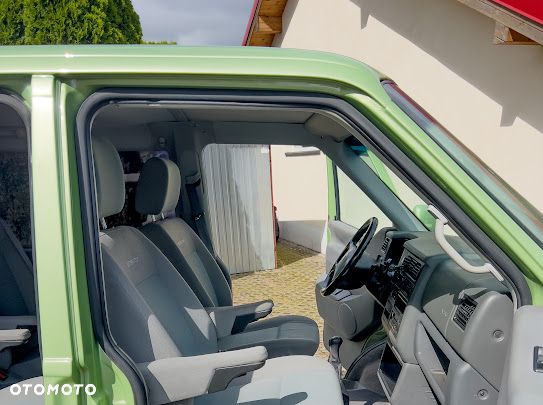 Volkswagen Multivan - 10