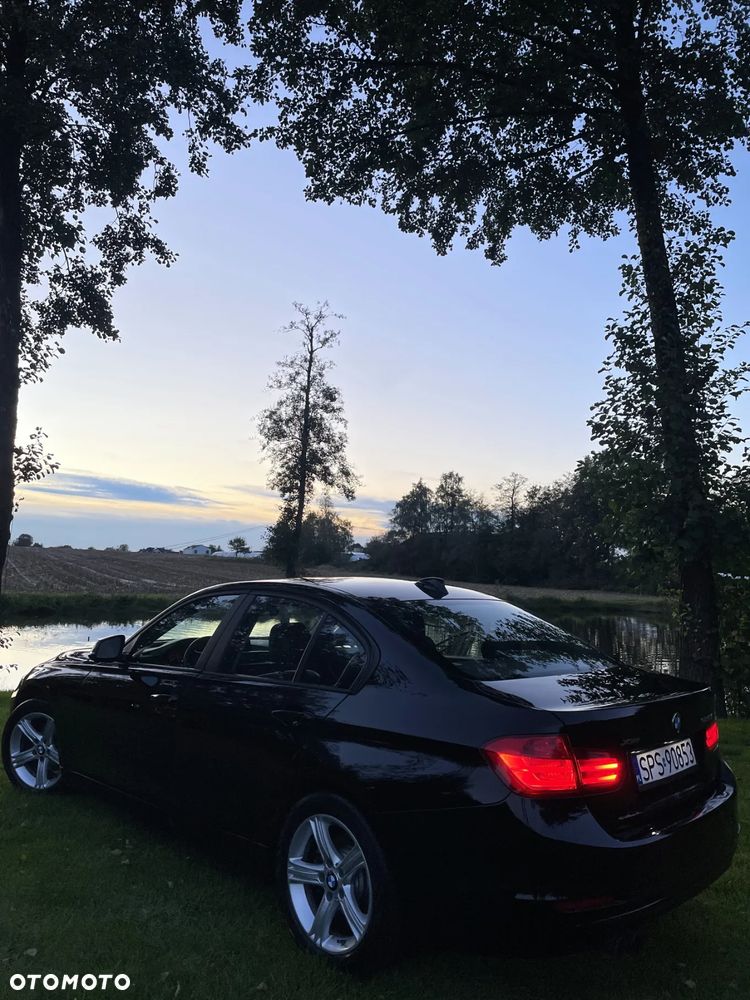 BMW Seria 3 328i xDrive Luxury Line - 38