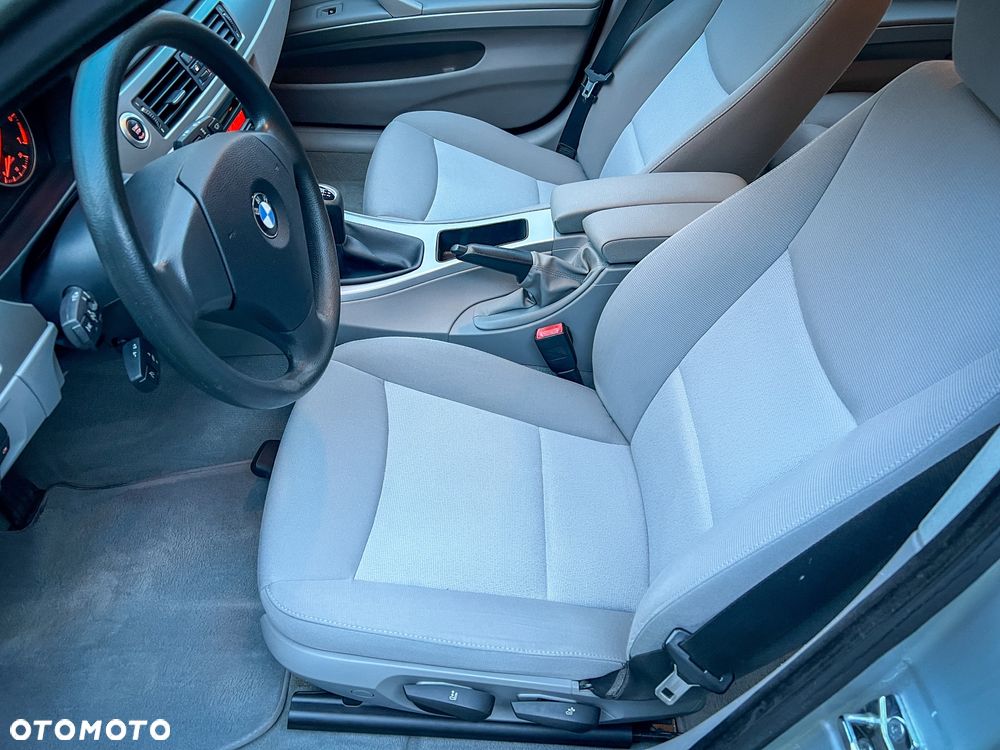 BMW Seria 3 318i Touring - 26