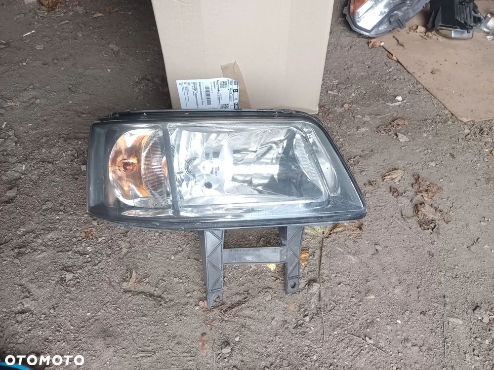 LAMPA PRAWA VW transporter T5