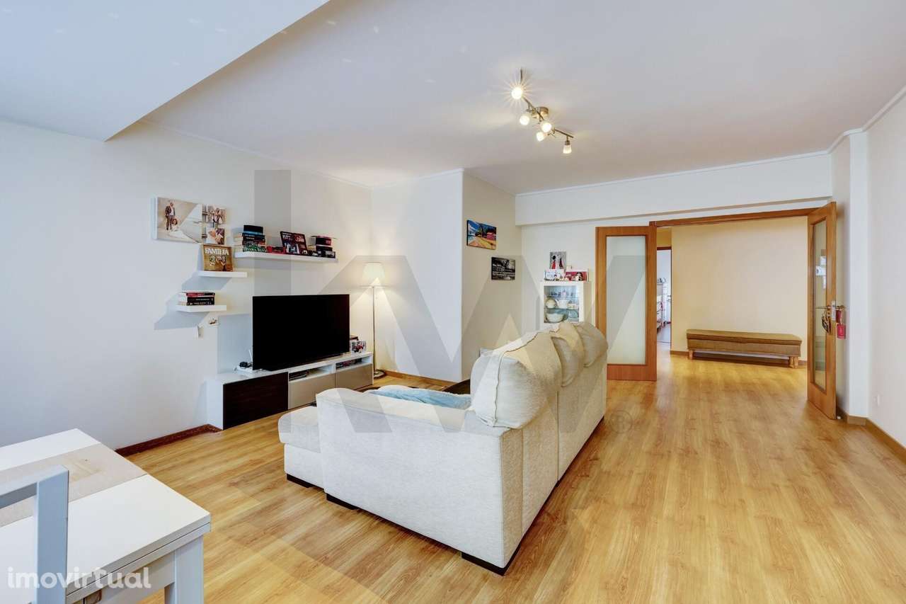 Apartamento T3 com renovação total em prédio com elevador - Grande imagem: 2/36