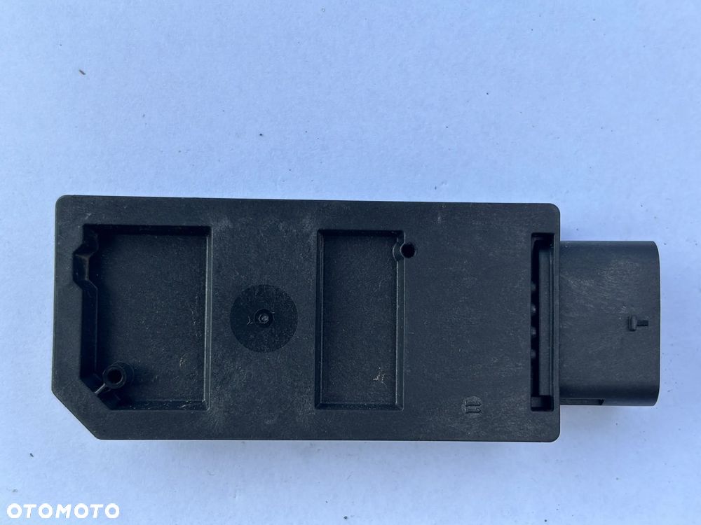 Wzmacniacz antenowy vw Volkswagen Golf VIII 5WA962133E element plastikowy - 2