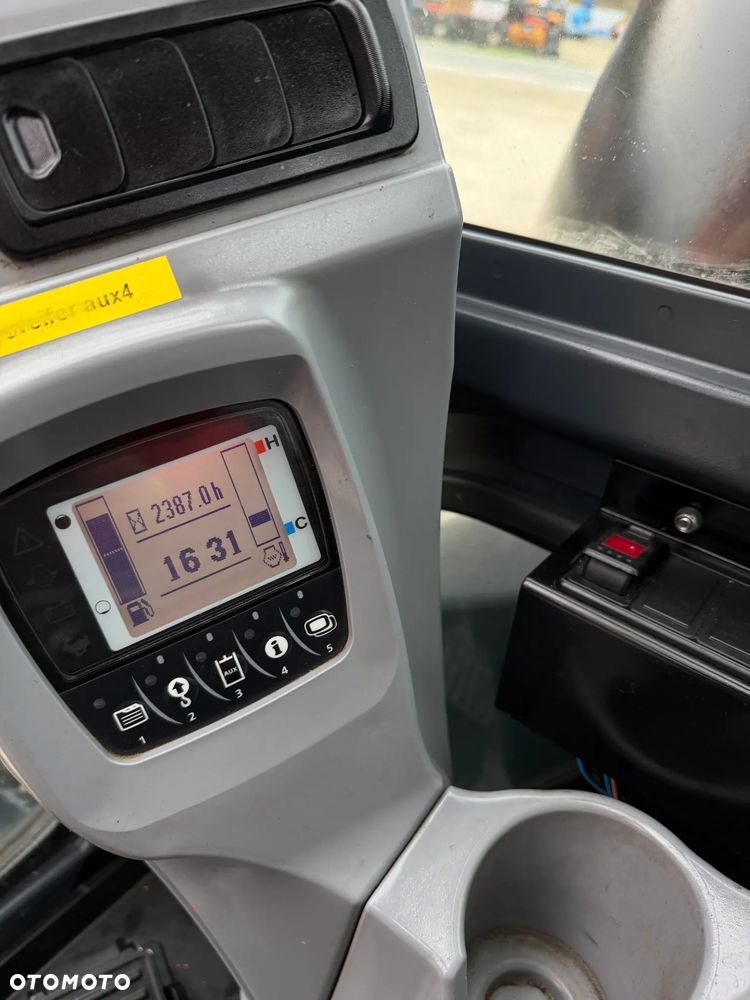 Kubota U55-4. koparka 5,5 tony. 2016 rok. 2300 mtg! KLIMATYZACJA. Długie ramie plus! 3sekcje Hydrauliczne. zamki na tłokach. Koparka Jak nówka sztuka. Zadbana zero zużycia. Z gospodarstwa Norweskiego. Zmiana łyżek Hydrauliczna. LENHOFF. Ani deka luzów wycieków. Szybka wolna jazda. Gąski perfekt stan. OKAZJA TANIO. Aktualna Dekra. Po serwisach eksploatacyjnych. Mocny silnik Kubota 4 cylindry! Zamki na tłokach. Wielka Okazja - 8