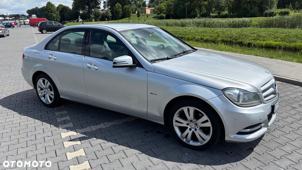 Mercedes-Benz Klasa C 180 CGI BlueEff Avantgarde - 4
